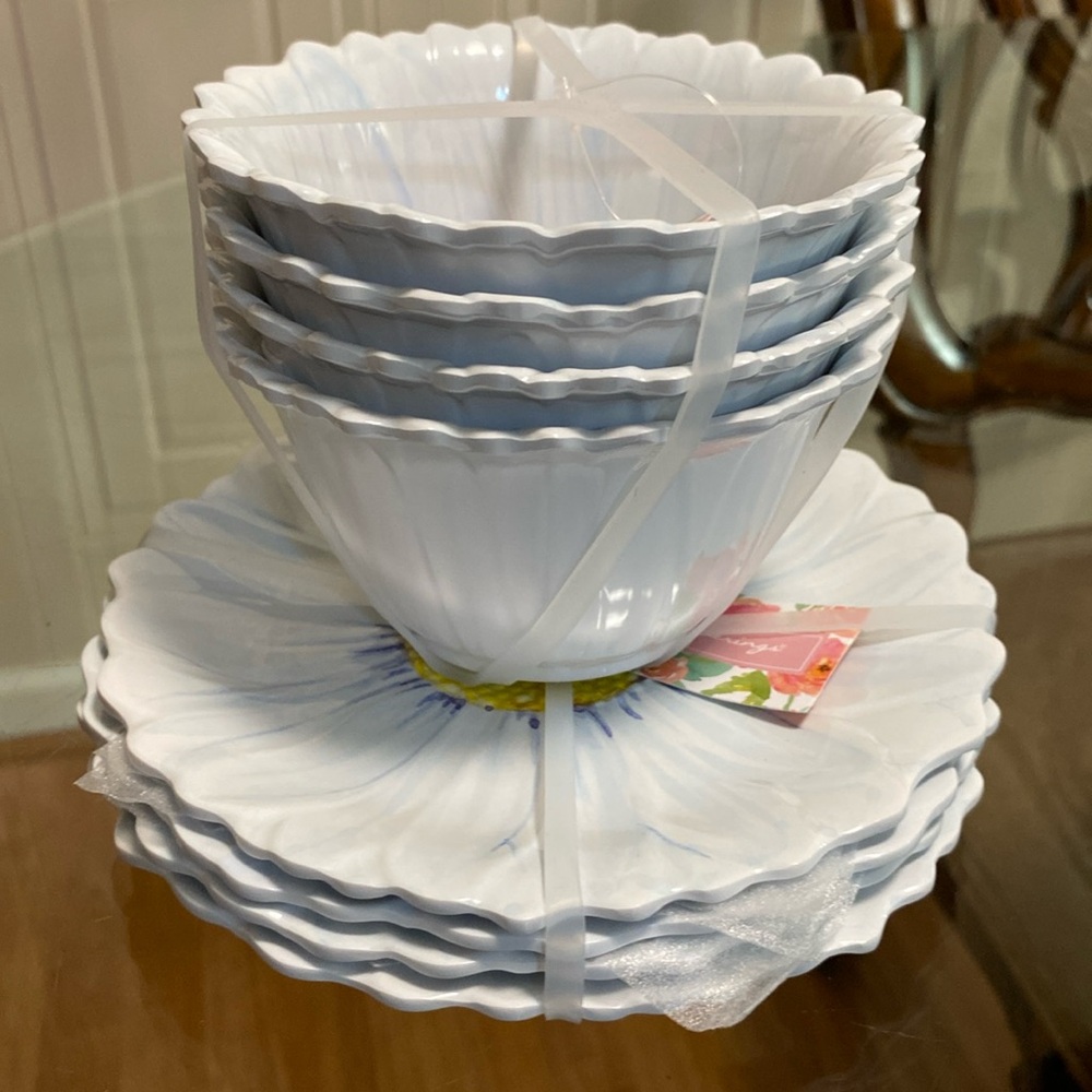 - Brand New Set Of 8 Pcs Little Plates 6.5” And little Bowls 4.5”